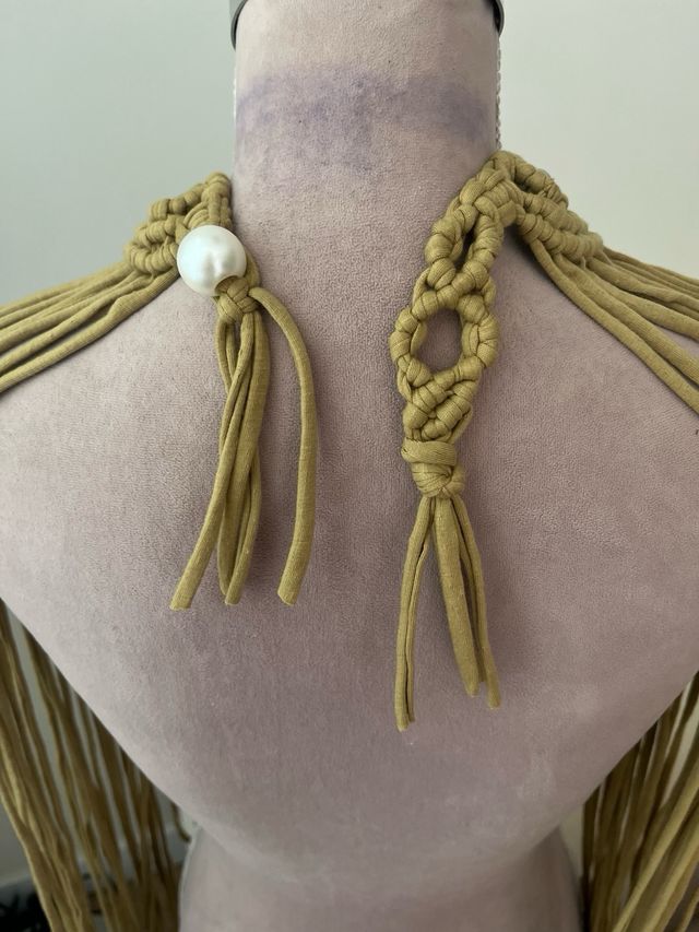 Preciosa hombrera tejida color verde ocre