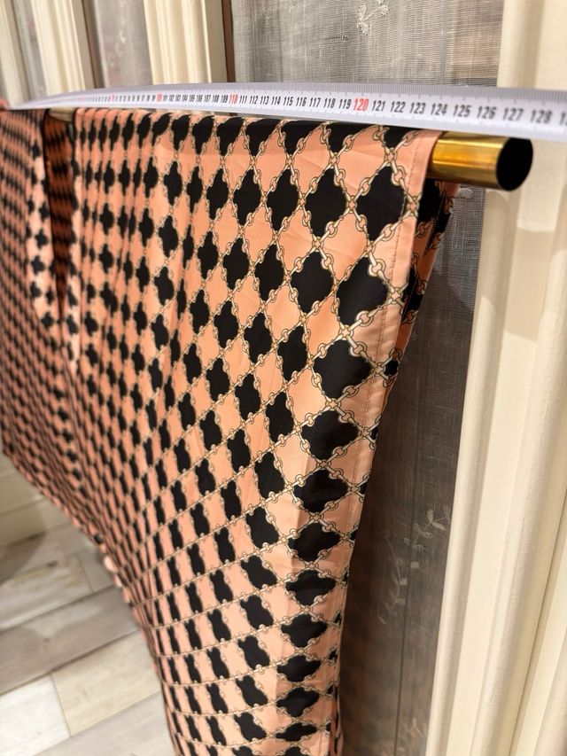 Blusón rosa-negro. Escote en V