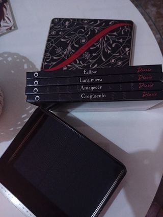 Saga Crepúsculo: Estuche metálico y cuadernos