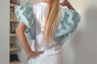 Blusa blanca con mangas teal