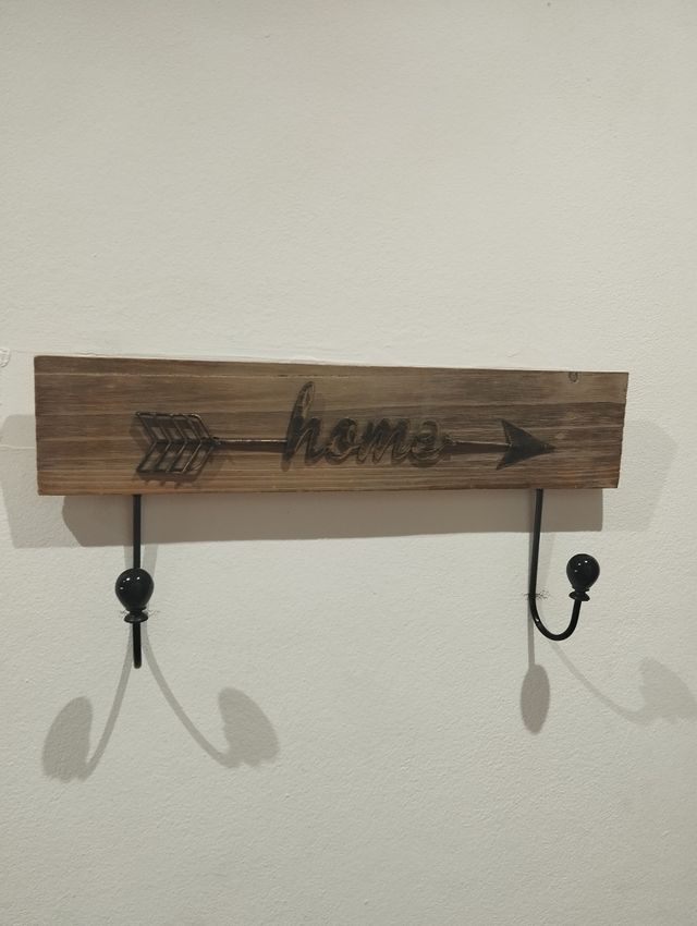 Perchero de madera vintage con flechas