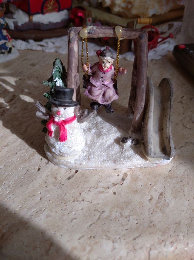 Pueblo de Navidad: decoración con columpio de resina