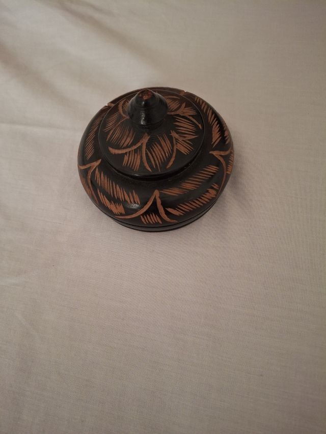 Joyero de madera tallada