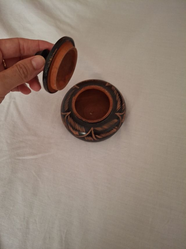 Joyero de madera tallada