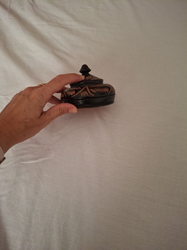 Joyero de madera tallada