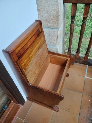 Panchine rustiche in legno di pino.