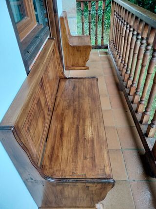 Panchine rustiche in legno di pino.
