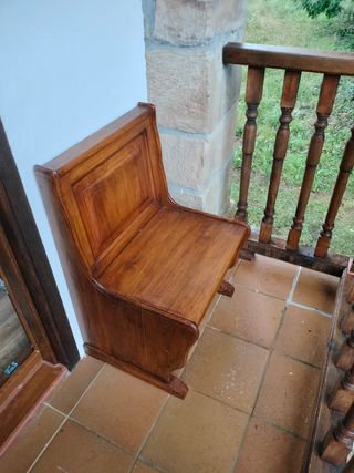 Panchine rustiche in legno di pino.