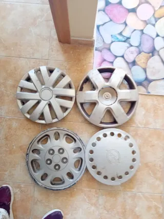 4 Tapacubos distintas marcas