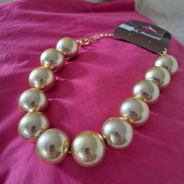 Collana dorata perle grandi