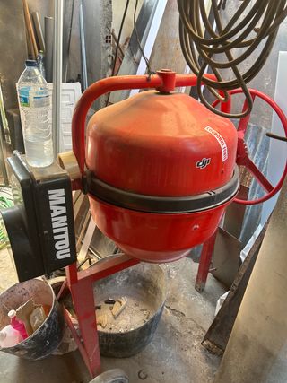 Hormigonera Manitou - Roja Alquiler