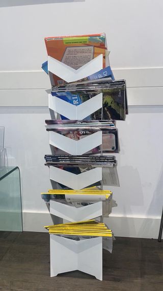 Portariviste moderno in metallo bianco con 5 ripiani