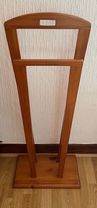 Perchero de pie de madera
