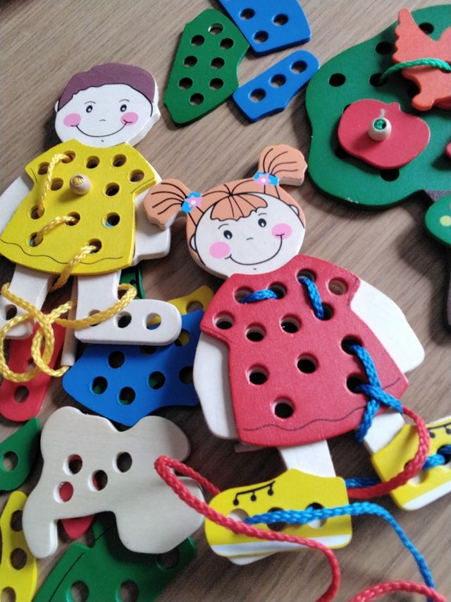 Juguete madera: Enhebrar figuras