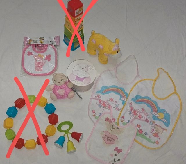 Bavette e giocattoli neonato