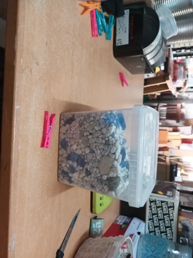 Piedras decorativas azules y blancas