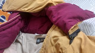 Chaqueta plumas amarilla años 90.
