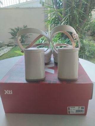 Sandalias Xti beige tacón alto