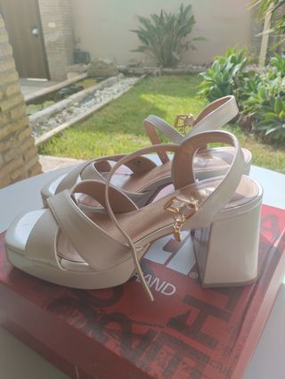 Sandalias Xti beige tacón alto