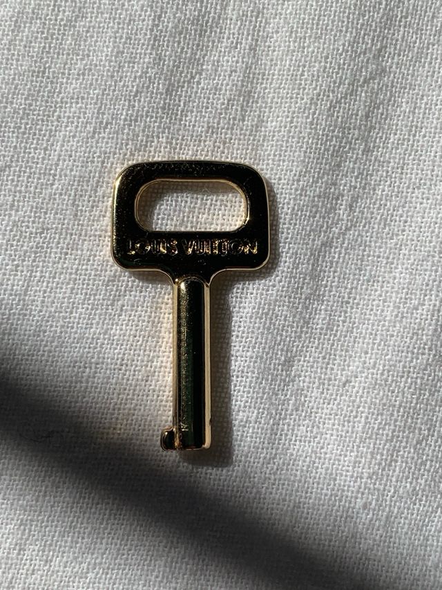 Llave Louis Vuitton dorada