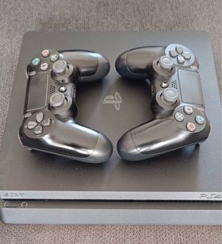 PS4 Slim (PlayStation 4) 1TB + 2 mandos + 2 juegos