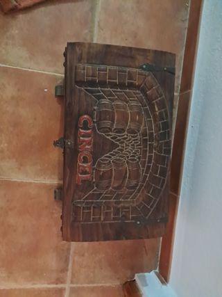 Antica cassapanca in legno con rilievi.