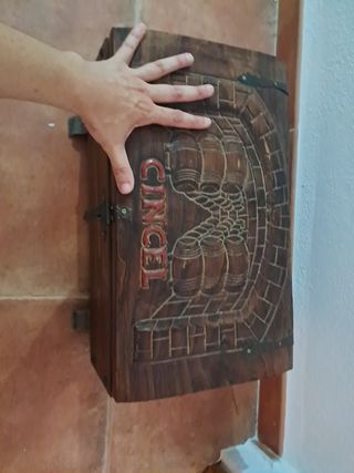 Antica cassapanca in legno con rilievi.