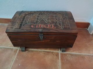 Antica cassapanca in legno con rilievi.