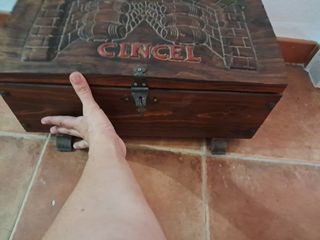 Antica cassapanca in legno con rilievi.