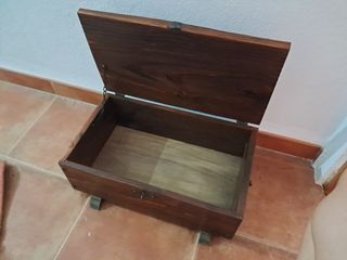 Antica cassapanca in legno con rilievi.