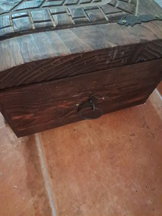 Antica cassapanca in legno con rilievi.