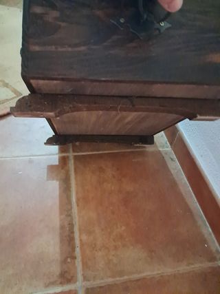 Antica cassapanca in legno con rilievi.