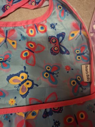 Set 2 bavaglini impermeabili per bambina nuovi