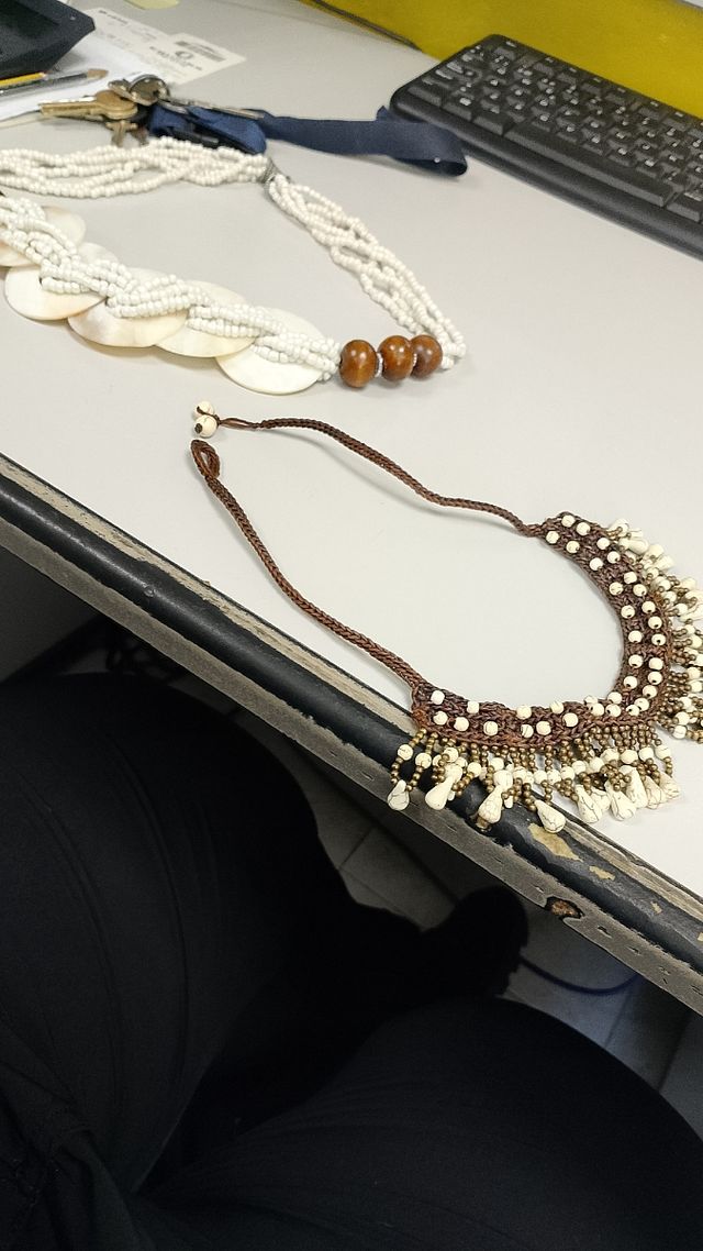 Collares artesanales: marrón y blanco