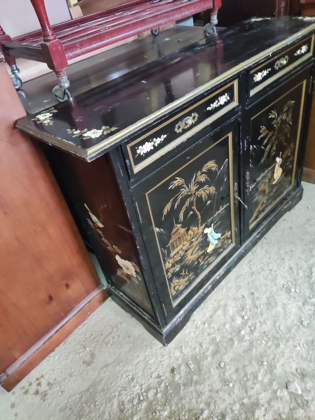 Mueble Recibidor negro y dorado