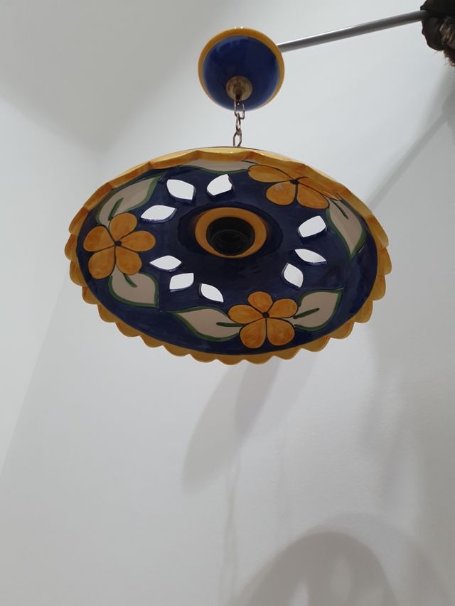 Lámpara cerámica azul y amarilla