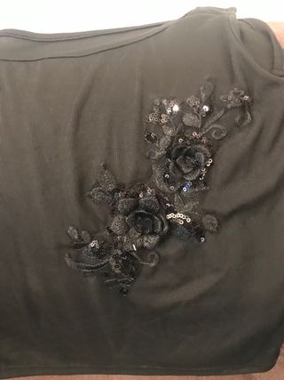 Top negro pedrería flores