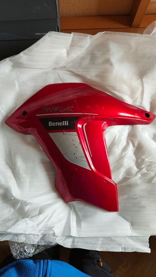 Plástico Benelli TRK roja