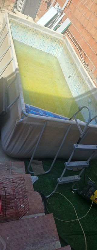 Piscina usada tiene desgaste del tiempo