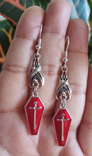 Pendientes ataúd góticos rojos