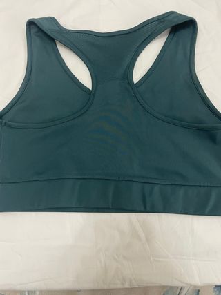 Top deportivo verde oliva. Talla XL.