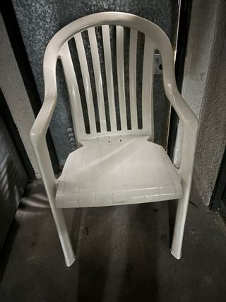 Silla blanca de plástico terraza