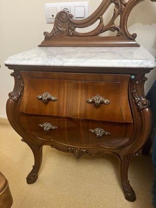 Cómoda antigua de madera y espejo  y mesas noche