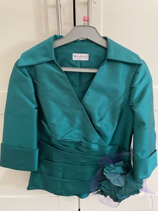 Blusa elegante verde esmeralda con detalle floral