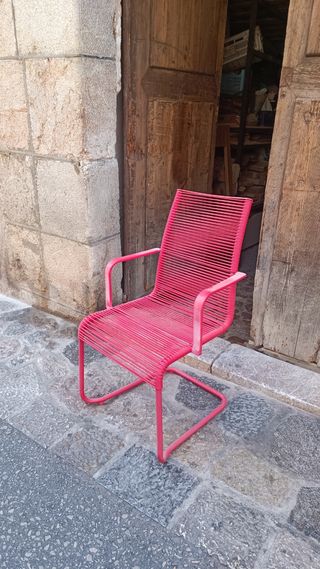 Silla metálica roja