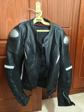 Urge por mudanza: Traje de moto dos piezas con bot