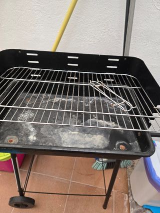 Barbacoa negra con ruedas