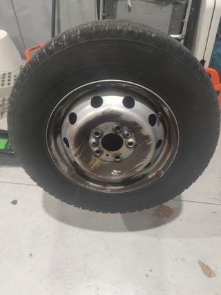 Neumáticos y llantas de autocaravanas 
215/70/15 C