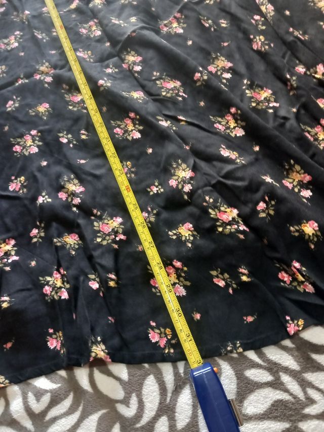 Falda midi Stradivarius negra floral