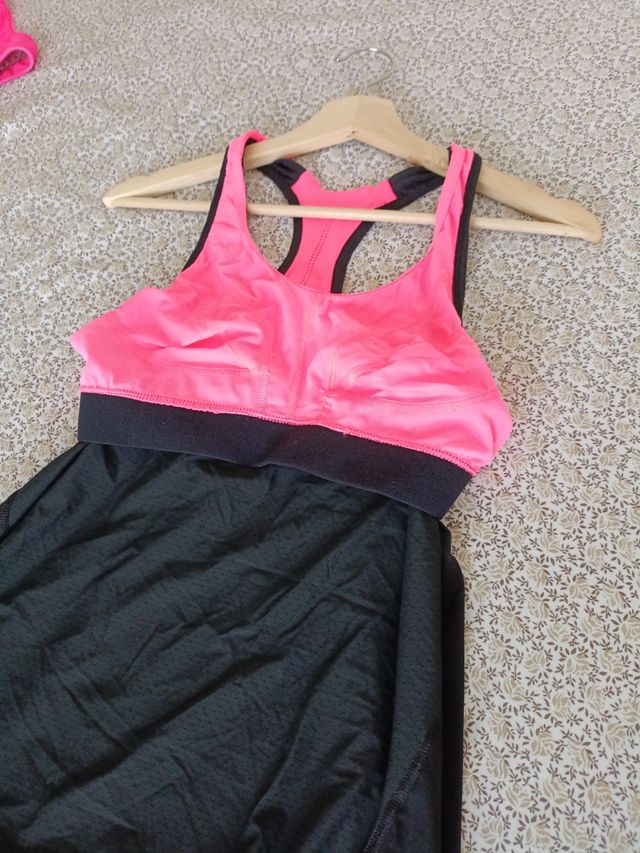 Camiseta deportiva negra y rosa, transpirable 